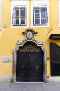 Eingang in Mozarts Geburtshaus