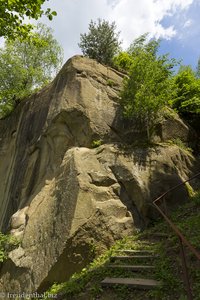 Treppen hinauf auf den Corbii de Piatra, dem Rabenfelsen