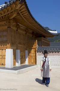 Mann im Hanbok beim Palast Gyeongbokgung