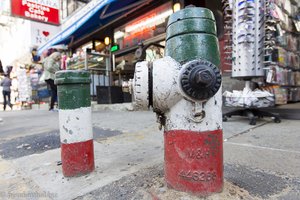 In der Trikolore der Italiener angemalte Hydranten in Little Italy von New York.