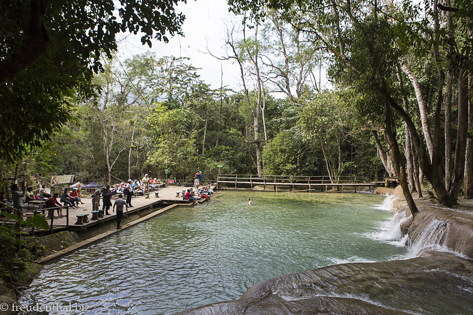 blaues Wasser in der Sinterterrasse beim Tad Se in Laos
