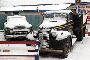 verschneite Oldtimer an der Route 66