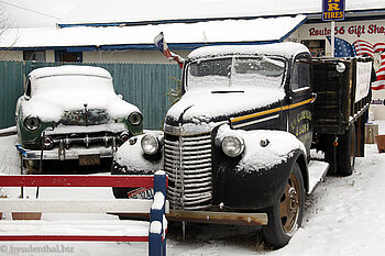 verschneite Oldtimer an der Route 66