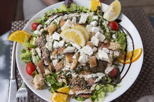 leckerer Salat beim Strandlokal vom Cimetière Marin