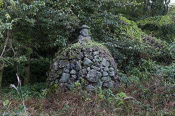 Steinhügel mit Männchen im Jeju Stone Park