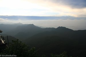 Blick über das Hochland von Sri Lanka vom Sri Pada aus