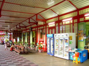 Bahnsteig beim Bahnhof von Hua Hin