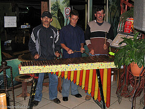 Musikalische Begleitung im Tree House von Santa Elena