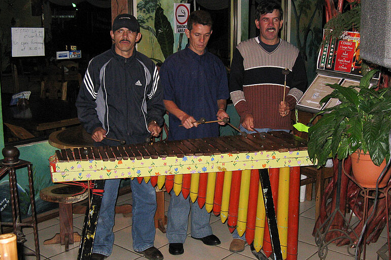 Musikalische Begleitung im Tree House von Santa Elena