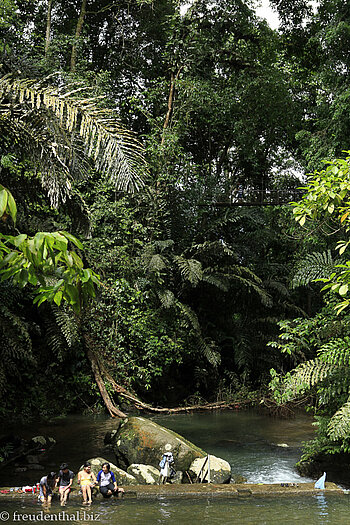 Baden im Ranchan Pool Recreation Park auf Borneo