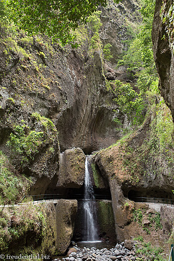 Höhlengang bei der Levada Nova