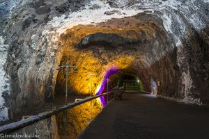 das Salzgewölbe spiegelt sich in den Brunnen der Salzmine von Nemocón