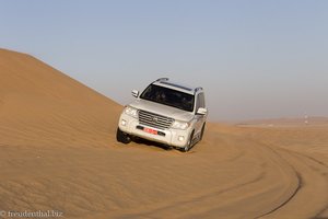 mit dem Allradfahrzeug in die Sanddünen der Rub al-Khali im Oman