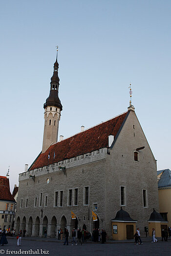 Rathaus von Tallinn nachts
