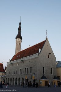 Rathaus von Tallinn nachts