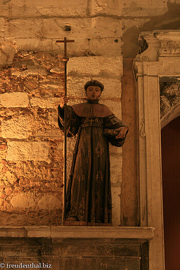 Heiligenfigur im Convento do Carmo in Lissabon