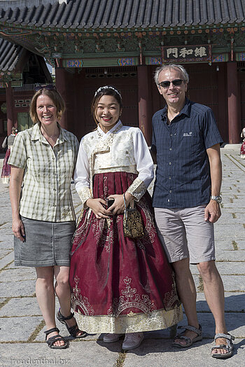 Anne und Lars und die Frau im Hanbok in Seoul