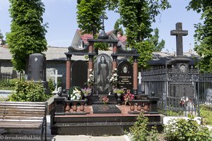 liebevoll bemalte Gräber auf dem armenischen Zentralfriedhof von Chisinau