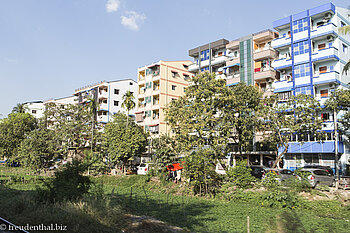 Blick aus der Ringbahn auf die Hochhäuser der Stadt