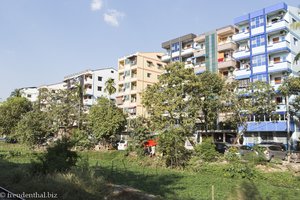 Blick aus der Ringbahn auf die Hochhäuser der Stadt