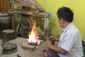 Feuer bei der Silberschmiede am Inle-See