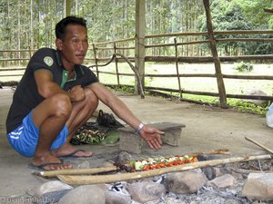 frische Grillspieße bei der Höhlentour bei Vang Vieng