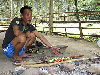 frische Grillspieße bei der Höhlentour bei Vang Vieng