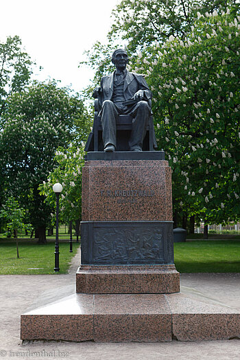 Kreutzwald-Statue im Schlosspark Kadriorg, Tallinn