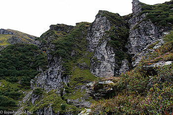 hinter diesen Felsen ist der Baschalvasee