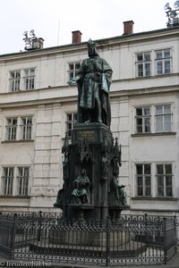 Kaiser Karl IV.-Statue vor der Franziskuskirche