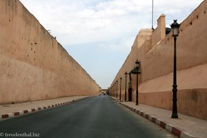 Fahrt entlang der Palastmauer von Meknès