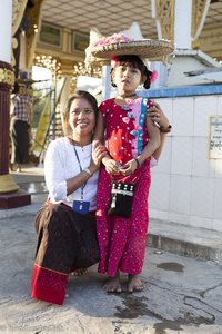 Htet Htet und ein Blumenmädchen