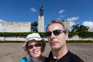 Anne und Lars beim Che Guevara-Denkmal in Santa Clara