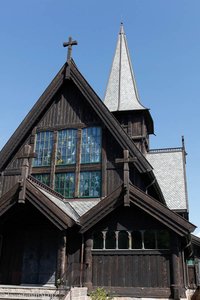 die Holmenkollen-Kapelle oberhalb der Skisprungschanze von Oslo