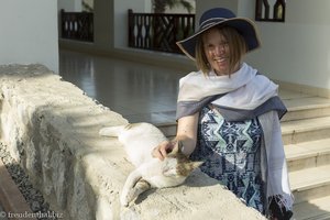 Anne und die Katze im Rotana Resort