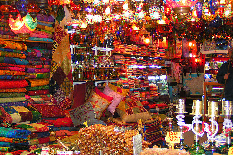 Bunte Lampen auf dem Ägyptenbasar von Istanbul Bunte Lampen auf dem Ägyptenbasar von Istanbul
