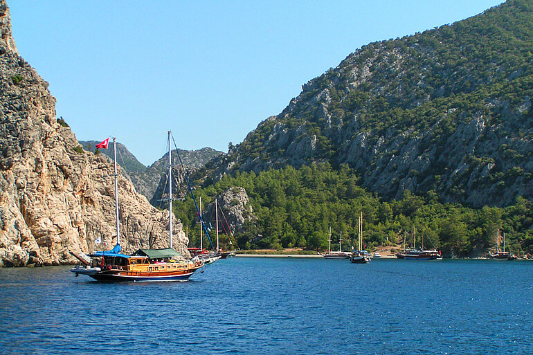 Gulets in der Bucht von Ceneviz