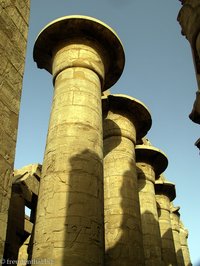 in der Säulenhalle des Karnak-Tempel
