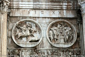 Reliefs über den zwei Seitenbögen des Monuments