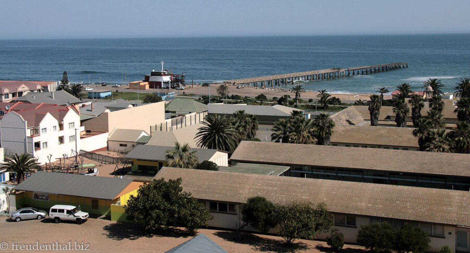 Aussicht über Swakopmund zur alten Jetty am Südatlantik