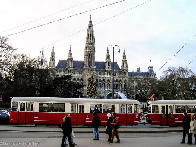 vor dem Rathaus von Wien