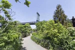 Main Street Park vor der Manhattan Bridge