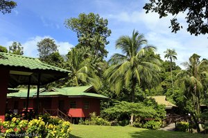 Blick durch die Anlage vom Pulau Tiga Resort