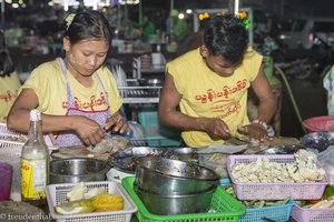 Köche bei einer Garküche auf dem Nachtmarkt von Mawlamyaing