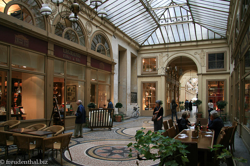 Café in der Galerie Vivienne in Paris