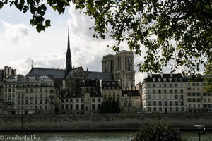 Blick über die Seine zur Kirche Notre-Dame