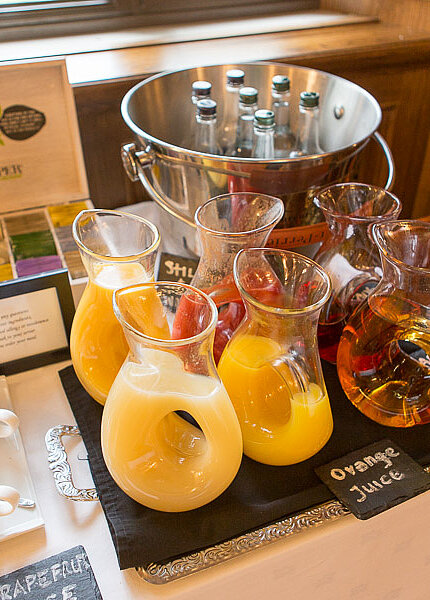 Säfte beim Frühstück im Restaurant vom Norwood Hall Hotel