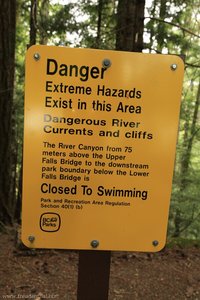 bei kleinsten Gefahren stehen Achtung-Schilder im Park