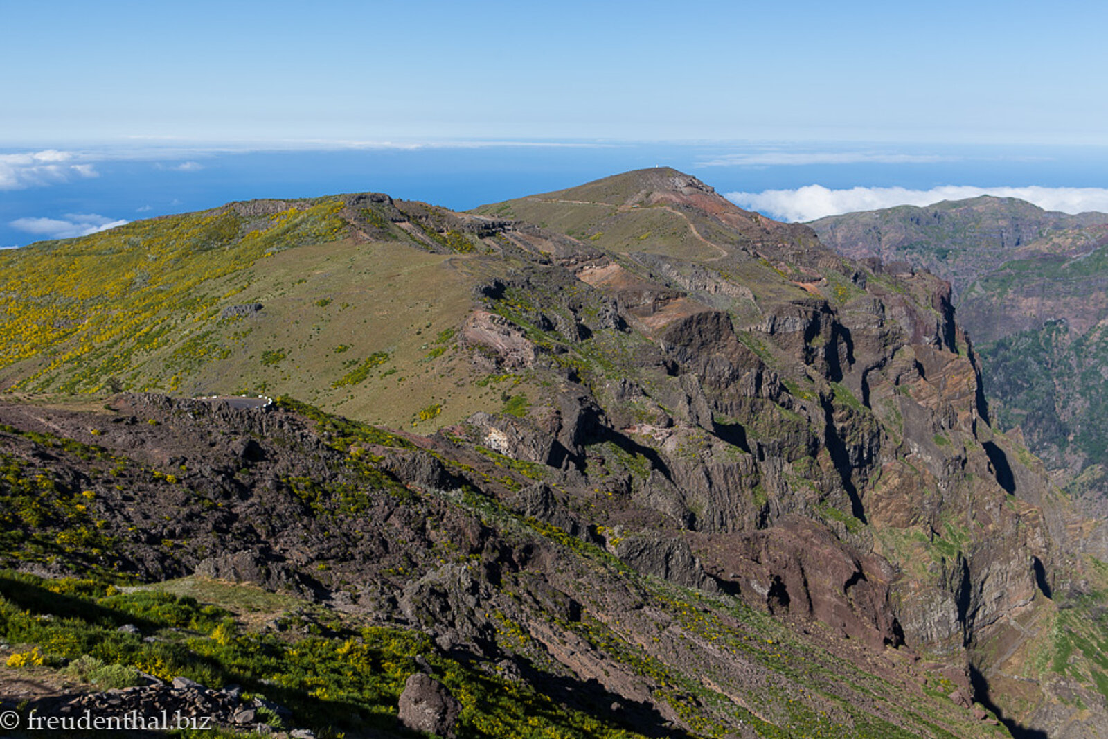 Ausblick auf dem Weg zum Pico do Gato über das Hochgebirge der Insel Madeira