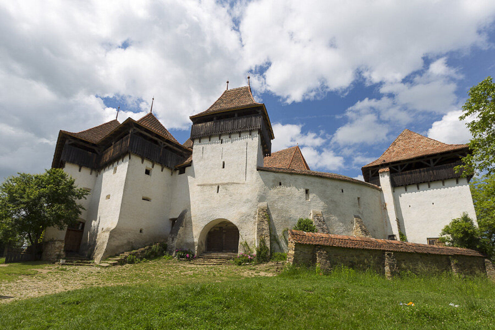 Festungstürme und Mauern der Kirchenburg von Viscri in Siebenbürgen, Rumänien